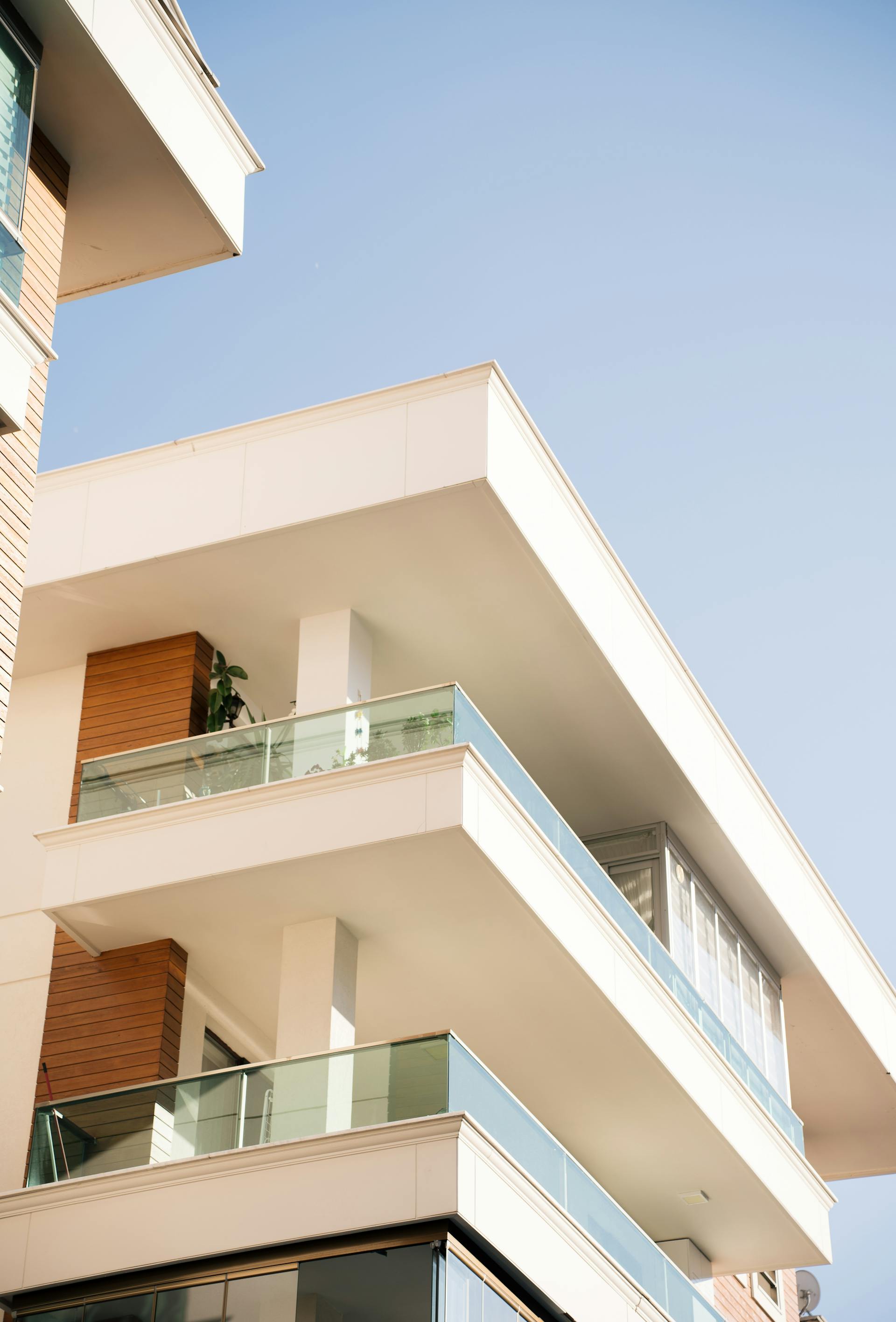 Helle Hausfassade in der Sommersonne vor blauem Himmel